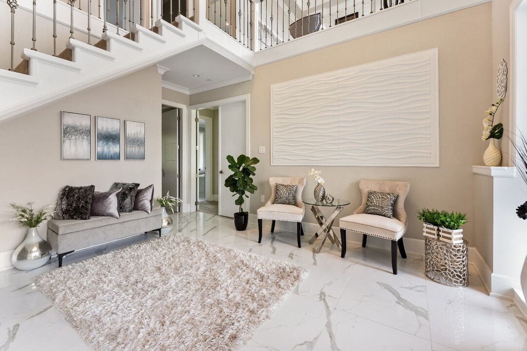 15721 Roper Ave in White Rock, BC - Building Photo