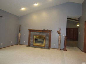 6 Timberwood Ct in Moline, IL - Building Photo - Building Photo