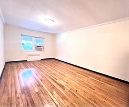 6471 Alderton St, Unit #1 in Rego Park, NY - Foto de edificio - Building Photo