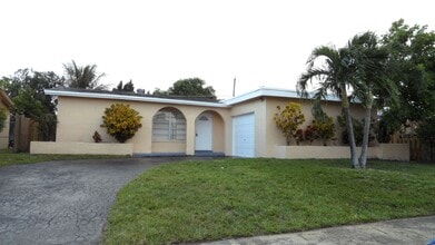 9100 NW 26th Pl in Sunrise, FL - Building Photo - Building Photo