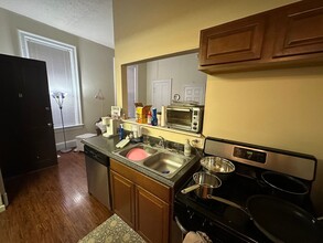 122 E University Ave in Cincinnati, OH - Foto de edificio - Building Photo