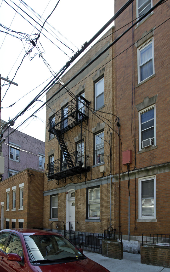 209 64th St in West New York, NJ - Building Photo - Building Photo