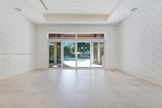 6880 SW 82nd Ave in Miami, FL - Building Photo - Building Photo