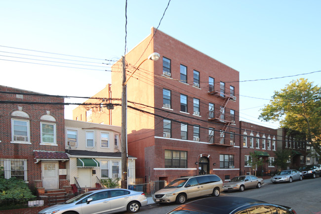 39-55 64th St in Flushing, NY - Foto de edificio - Building Photo