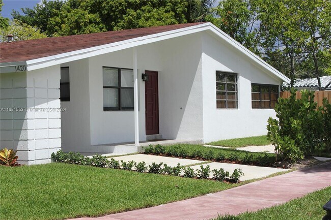 1420 Biarritz Dr in Miami Beach, FL - Foto de edificio - Building Photo