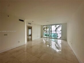 7918 Harbor Island Dr in North Bay Village, FL - Building Photo - Building Photo