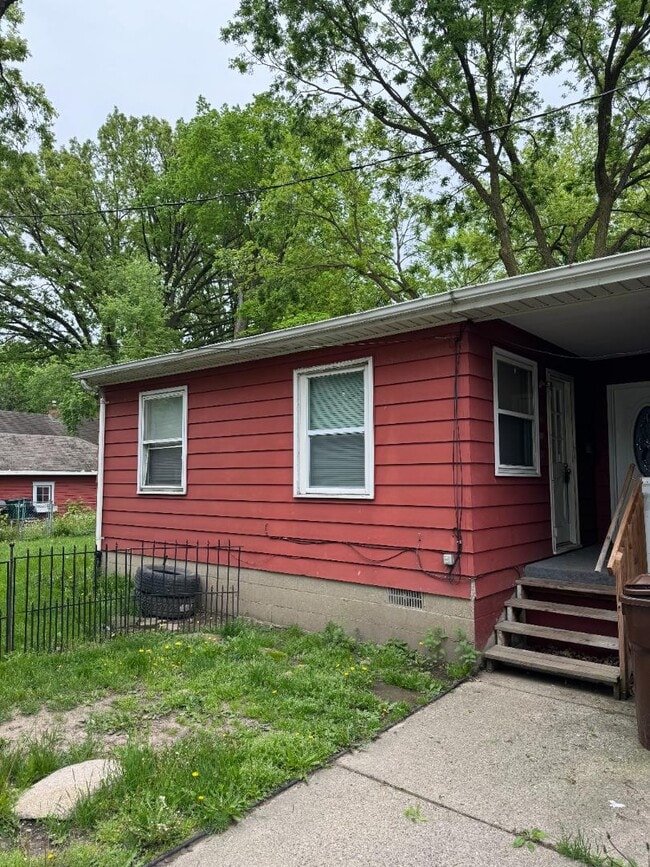 2301 S Martin Luther King Jr Blvd in Lansing, MI - Building Photo - Building Photo