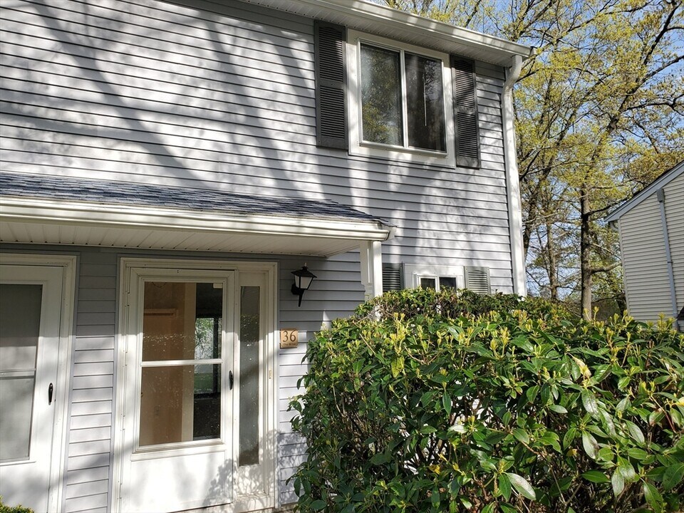 36 Village Hill Ln in Natick, MA - Building Photo