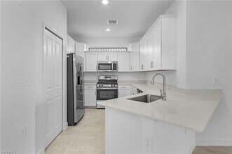 19528 Hinkley Dr in Estero, FL - Foto de edificio - Building Photo