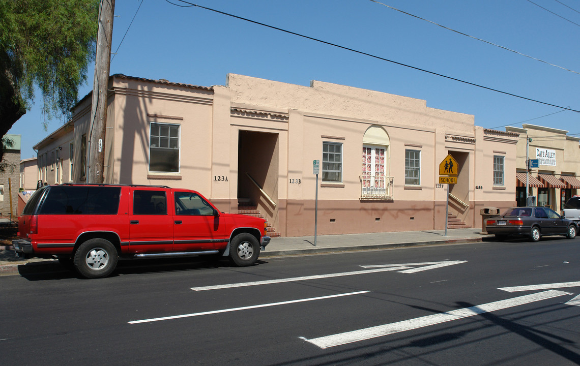 123-125 E Beach St in Watsonville, CA - Building Photo