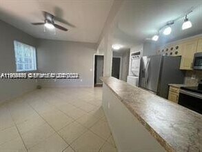7542 NW 175th St in Hialeah, FL - Building Photo - Building Photo
