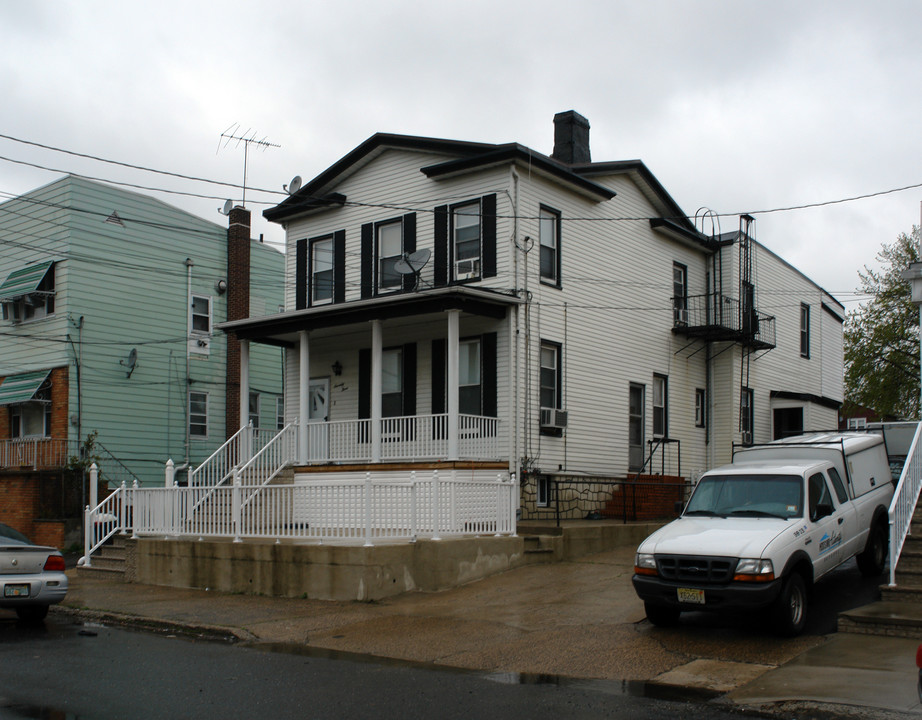 73 W 24th St in Bayonne, NJ - Building Photo