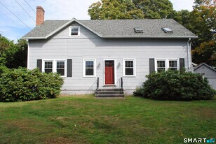 60 Grove St in Clinton, CT - Building Photo