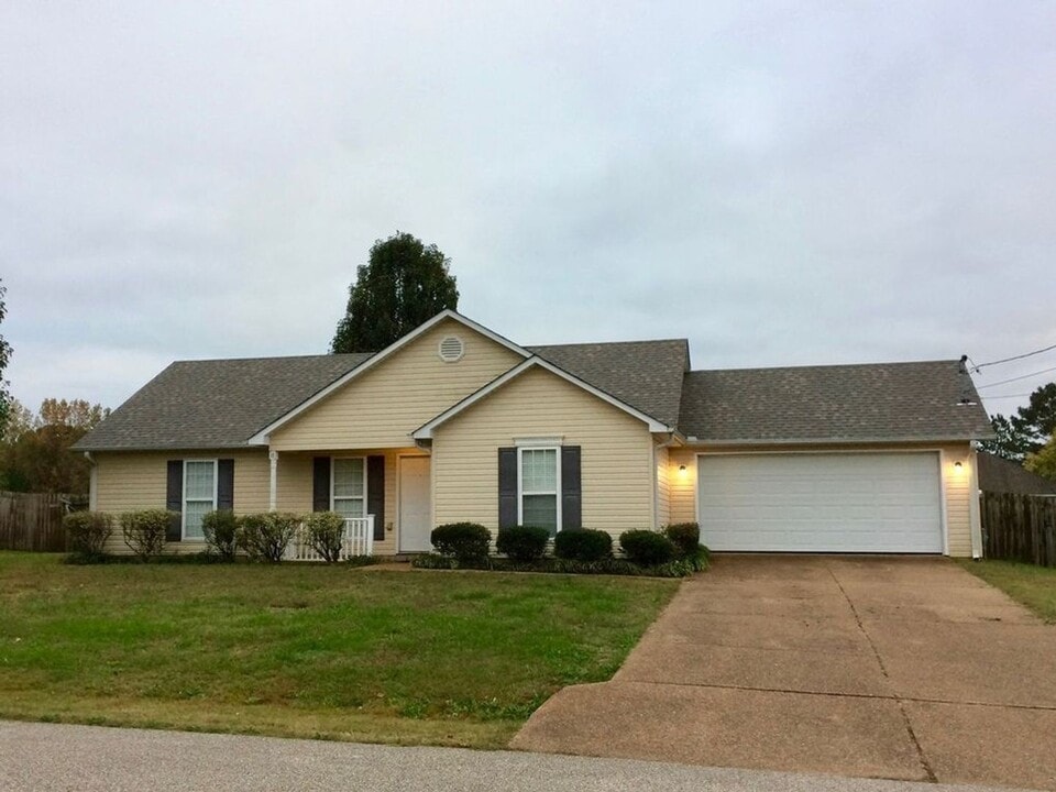 18 Long Meadow Dr in Jackson, TN - Building Photo