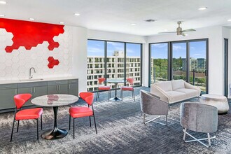 Elements on Third in St. Petersburg, FL - Foto de edificio - Building Photo