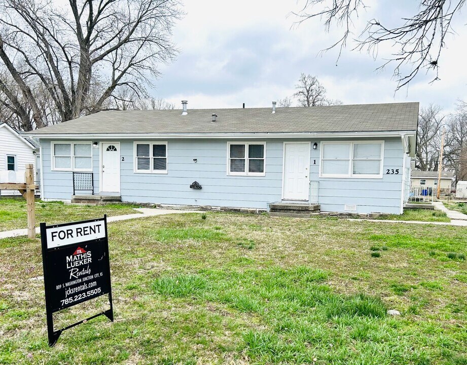 235 E 3rd St in Junction City, KS - Building Photo