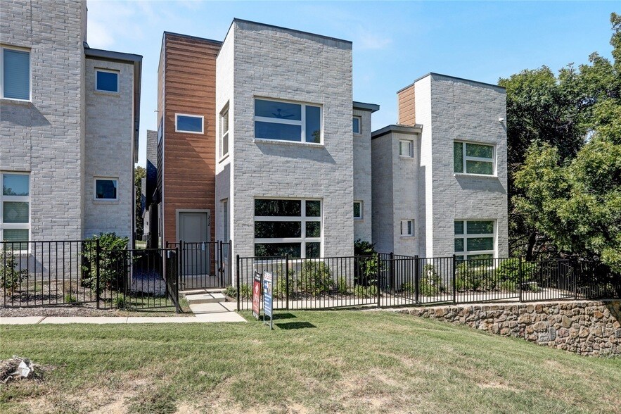 312 Oakbend Dr in Lewisville, TX - Foto de edificio