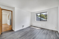 1745 NE 147th St, Unit A in Shoreline, WA - Building Photo - Building Photo