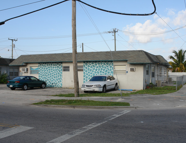 5170-5190 E 10th Ave in Hialeah, FL - Foto de edificio - Building Photo