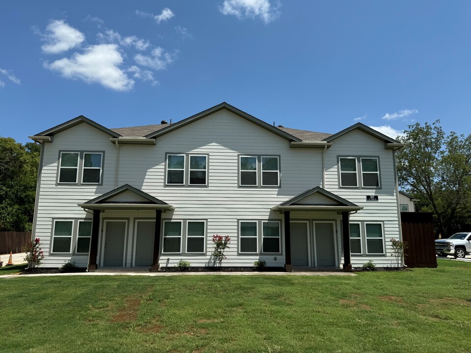 207 W Cloud St in Gainesville, TX - Building Photo