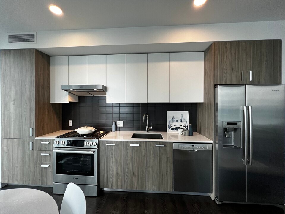 423 E Benton Pl in Chicago, IL - Building Photo