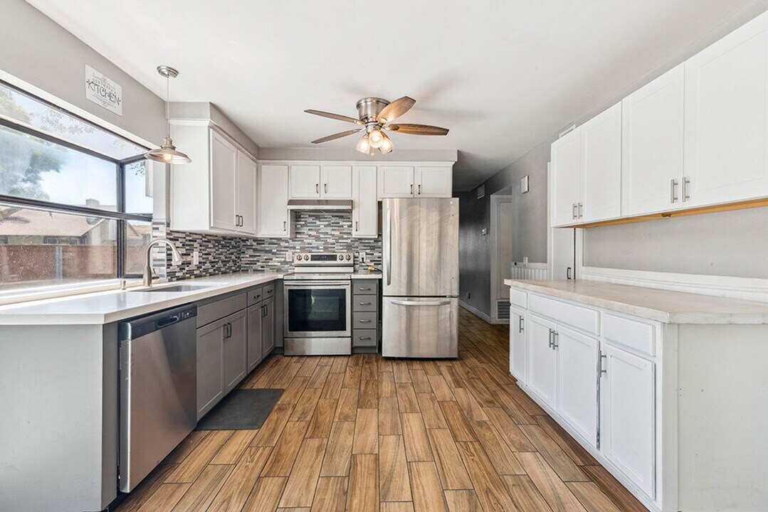 10666 Escobar Dr in San Diego, CA - Building Photo