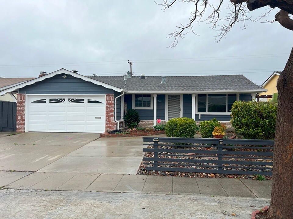 25607 Barnard St in Hayward, CA - Building Photo