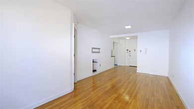 35-20 Leverich St in Queens, NY - Building Photo - Building Photo