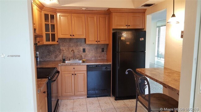 8401 W Sample Rd-Unit -11 in Coral Springs, FL - Building Photo - Building Photo