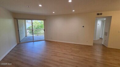 697 Sutton Crest Trail in Oak Park, CA - Building Photo - Building Photo