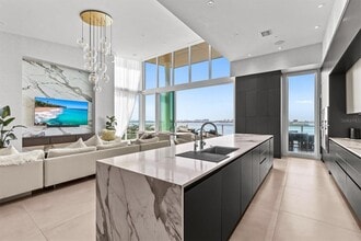 1020 Sunset Point Rd in Clearwater, FL - Building Photo - Building Photo