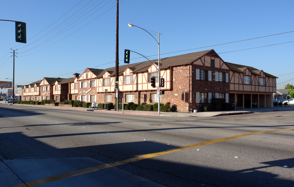 The Chateau Apartments in Hawthorne, CA - Building Photo