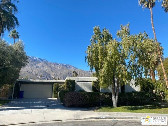 587 N Saturmino Dr in Palm Springs, CA - Foto de edificio - Building Photo