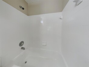8527 Woodland Willows Dr in Houston, TX - Building Photo - Building Photo