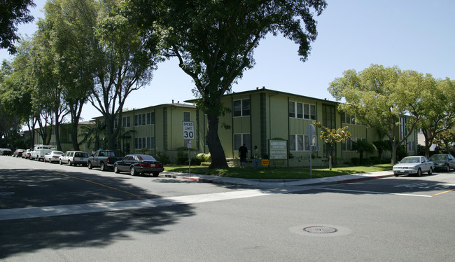 Garden Estates in Long Beach, CA - Building Photo - Building Photo