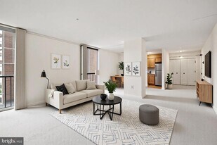 4600 S Four Mile Run Dr, Unit 423 in Arlington, VA - Building Photo