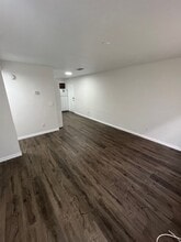 6911 Karin Ct, Unit 6911 D in Tampa, FL - Foto de edificio - Building Photo