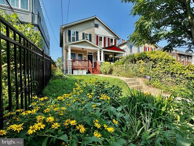 property at 513 Montana Ave NE