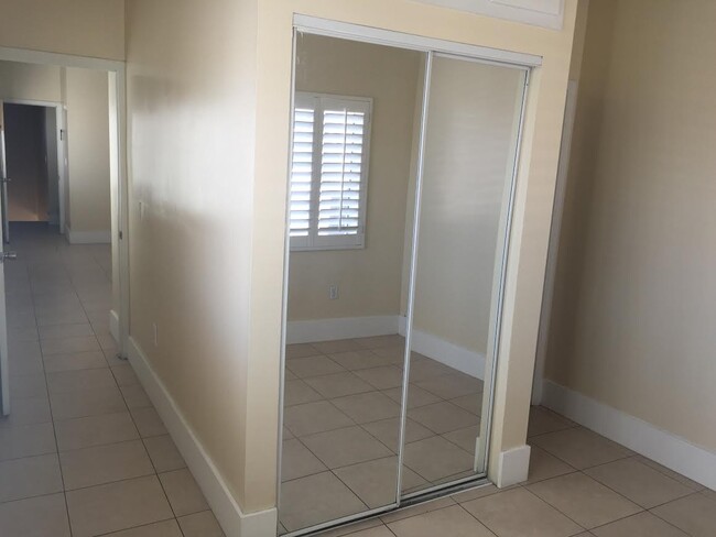 8235 San Fernando Rd, Unit 8235 #1 in Sun Valley, CA - Foto de edificio - Building Photo