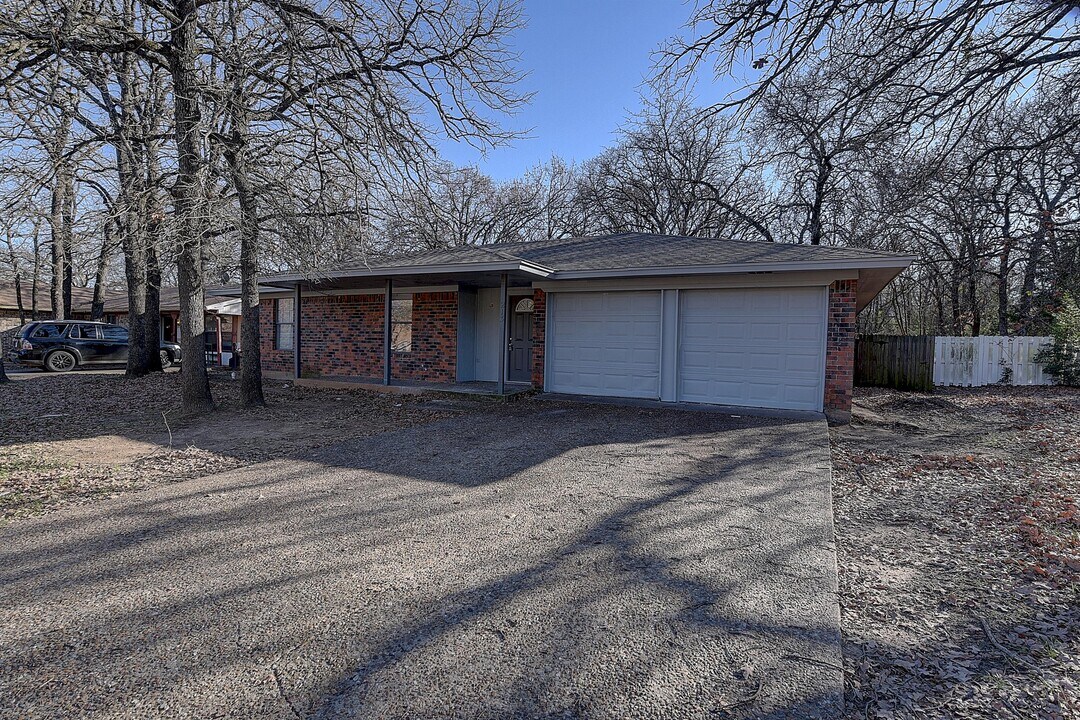 213 Pecan St in Azle, TX - Building Photo