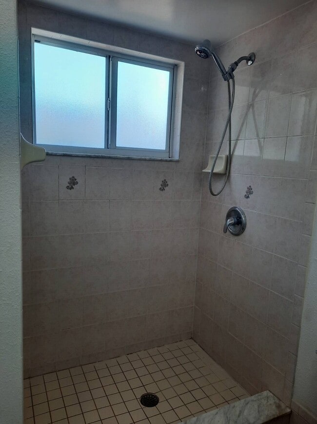 11239 Blythville Rd in Spring Hill, FL - Foto de edificio - Building Photo