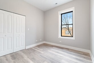 2053 W Iowa St in Chicago, IL - Building Photo - Building Photo