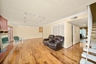 10325 Briar Forest Dr in Houston, TX - Foto de edificio - Building Photo