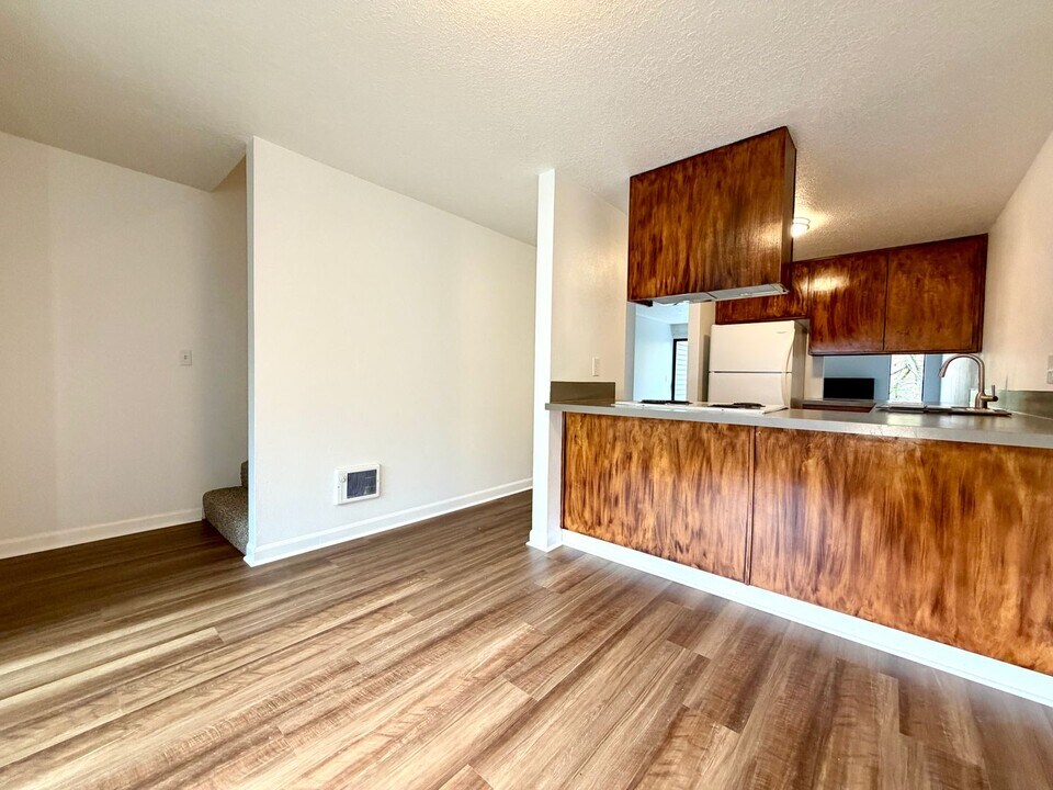 4447 SW Garden Home Rd in Portland, OR - Building Photo