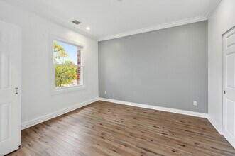 1236 N Flores St in West Hollywood, CA - Building Photo - Interior Photo