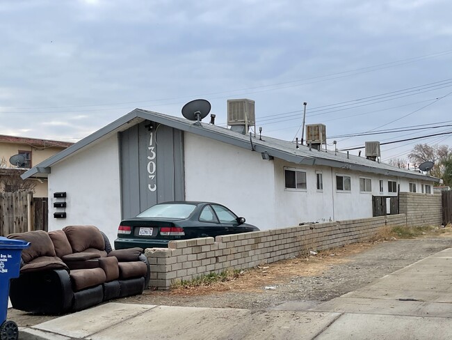 1303 Washington Ave in Bakersfield, CA - Building Photo - Building Photo