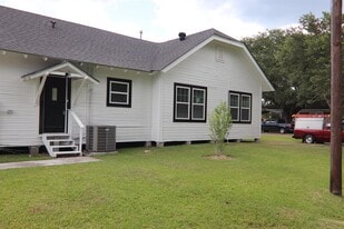 170 S 4th St in Silsbee, TX - Building Photo