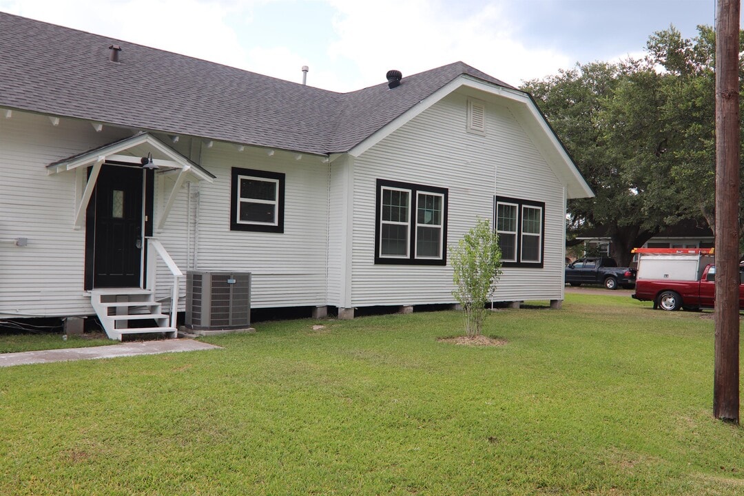 170 S 4th St in Silsbee, TX - Building Photo