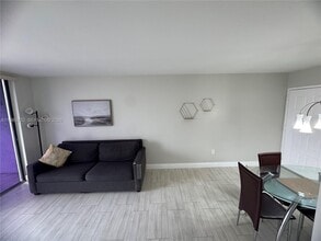 8075 NW 7th St in Miami, FL - Building Photo - Building Photo