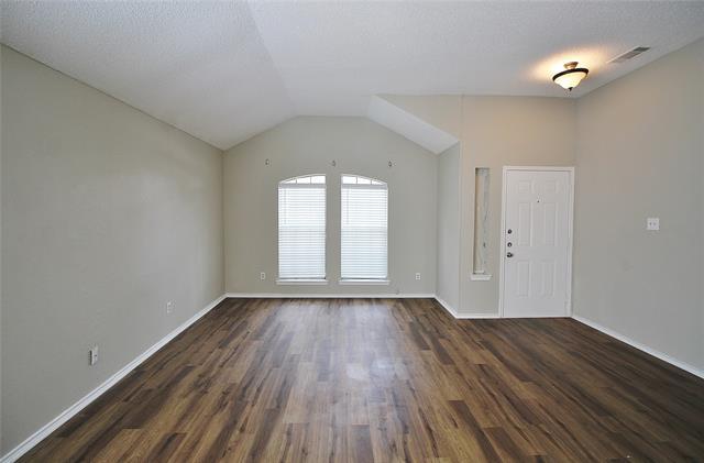 2018 Garden Crest Ln in Dallas, TX - Foto de edificio - Building Photo